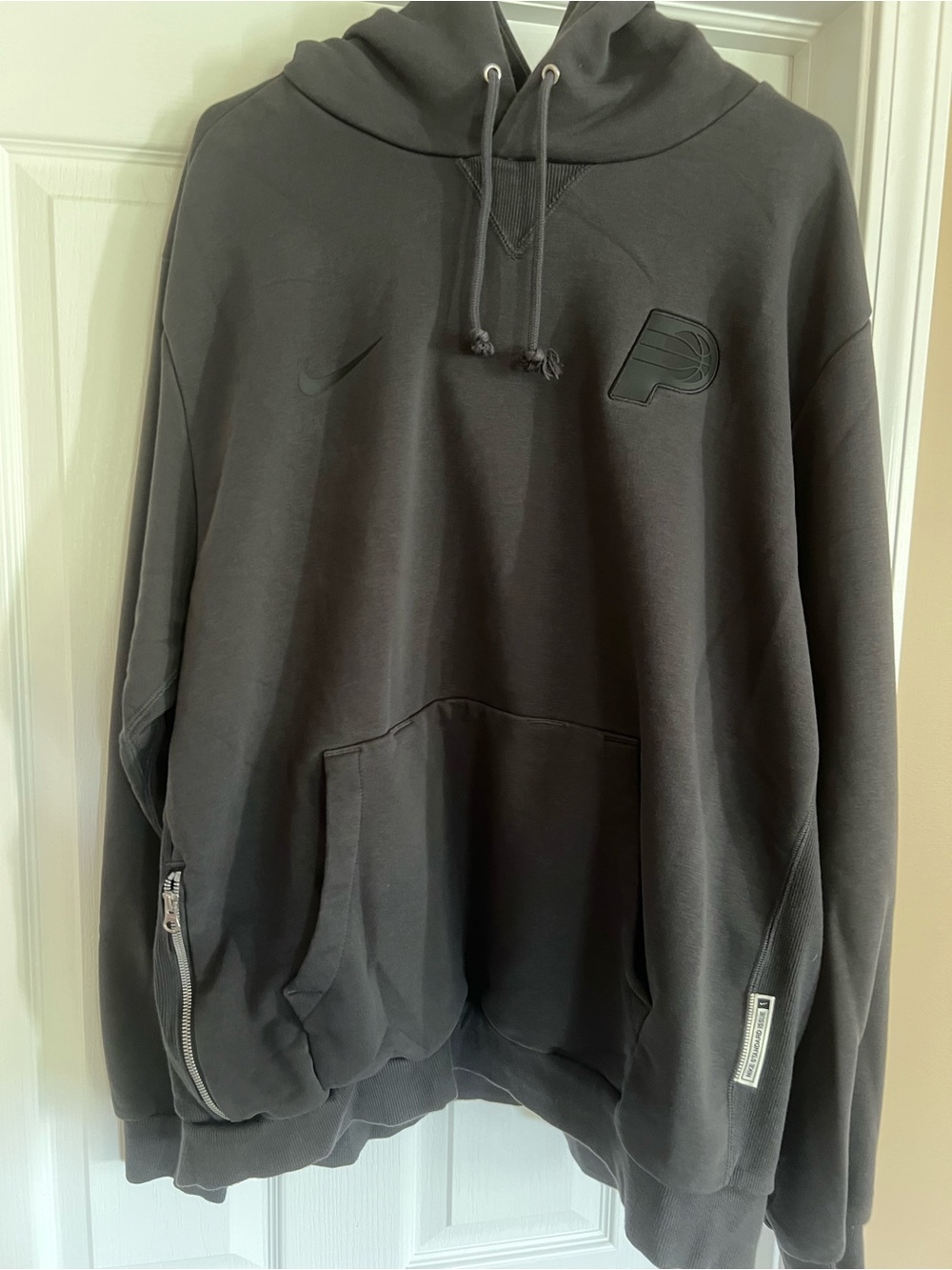 Nike Men’s Indiana Pacers Black/Charcoal Pullover Hoodie. XXL.